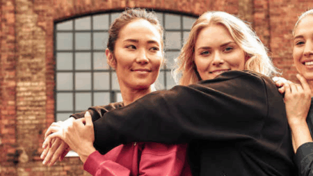 Mujer entrenando en el gimnasio, enfocada en definición muscular y etapa de volumen.