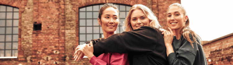 Mujer entrenando en el gimnasio, enfocada en definición muscular y etapa de volumen.