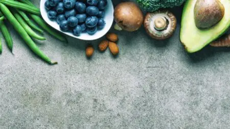 Persona preparando una ensalada como parte de una dieta de 2700 calorías diarias