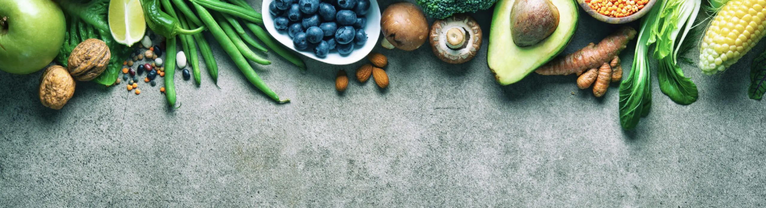 Persona preparando una ensalada como parte de una dieta de 2700 calorías diarias