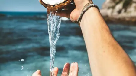 Atleta que se hidrata mientras practica deporte