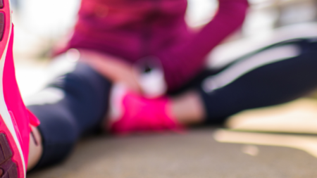 Deportista realizando ejercicios de movilidad articular para mejorar la flexibilidad antes de entrenar