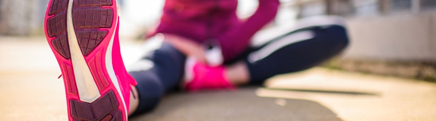 Deportista realizando ejercicios de movilidad articular para mejorar la flexibilidad antes de entrenar