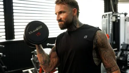 Hombre haciendo entrenamiento con pesas para ganar masa múscular
