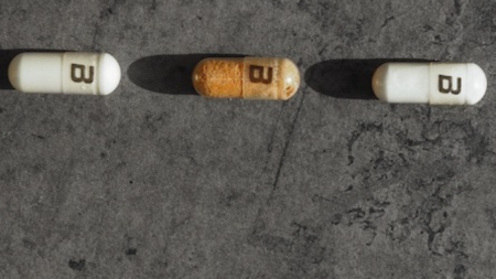 Foto de bote con pastillas de taurina donde se destacan los beneficios de la taurina para el organismo.