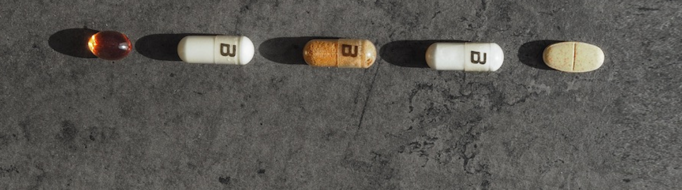 Foto de bote con pastillas de taurina donde se destacan los beneficios de la taurina para el organismo.