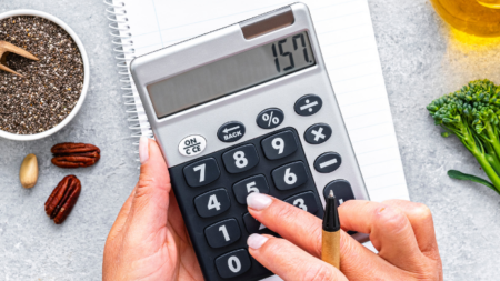 Mujer midiendo su cintura con una cinta métrica durante una dieta de 1200 calorías para adelgazar con menú semanal