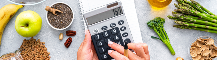 Mujer midiendo su cintura con una cinta métrica durante una dieta de 1200 calorías para adelgazar con menú semanal