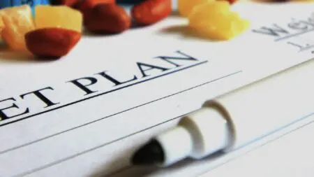 Planificación de comidas saludables con avena, fruta y utensilios para calcular calorías