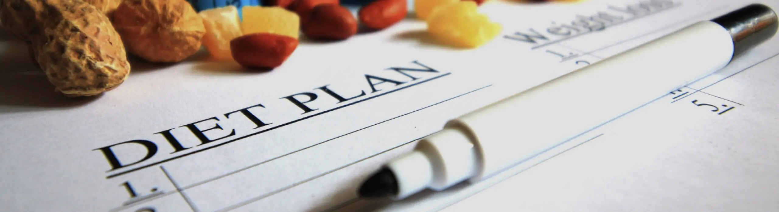 Planificación de comidas saludables con avena, fruta y utensilios para calcular calorías