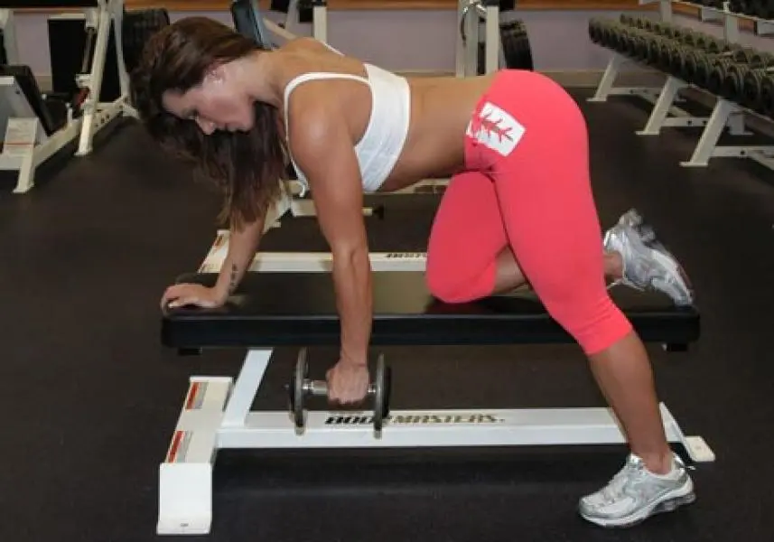 Remo a una mano con mancuerna con piernas dobladas