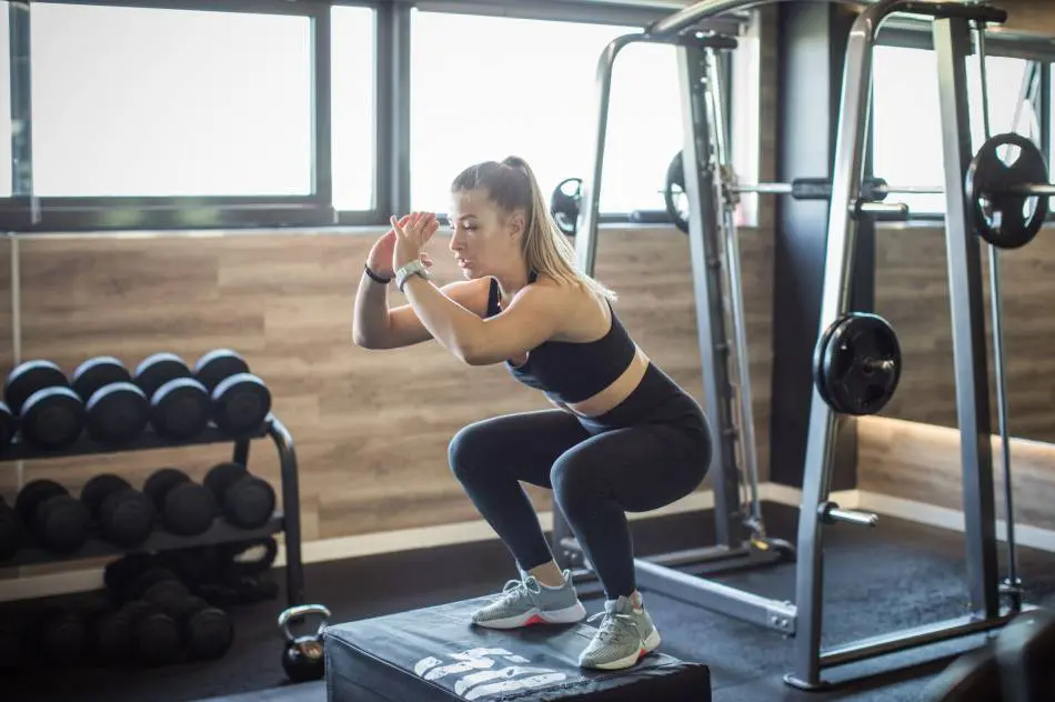 Patada de glúteo en cuadrupedia