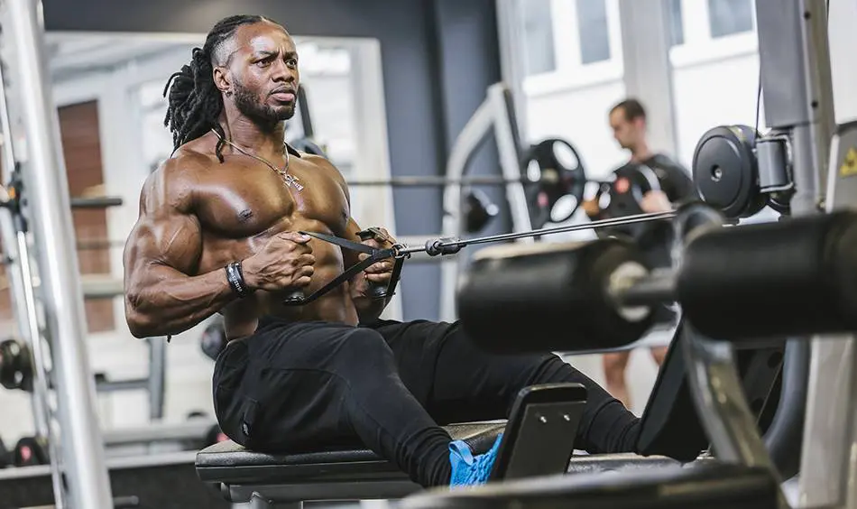 Remar sentado en la máquina