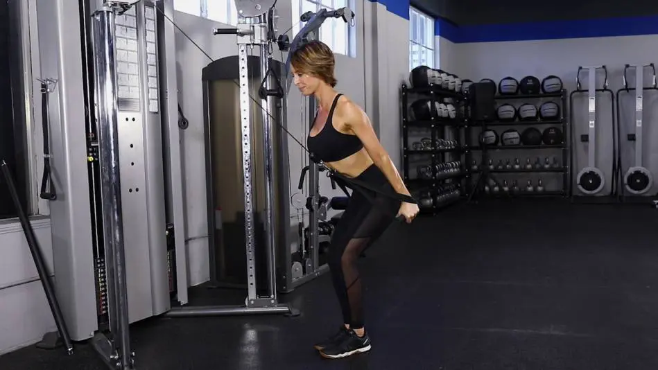 Pull over en polea alta con brazos extendidos