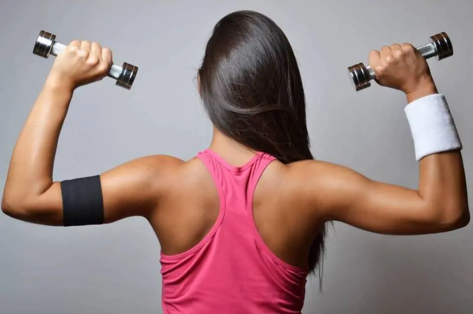 Las agujetas aparecen suelen sentirse entre 12 y 24 horas después de hacer ejercicios de fuerza. Las agujetas aparecen suelen sentirse entre 12 y 24 horas después de hacer ejercicios de fuerza.