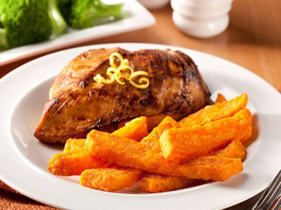 Pollo frito con champiñones y batatas