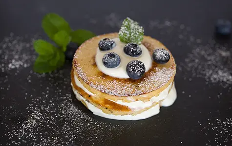 Crepes rellenas de requesón y frutas 