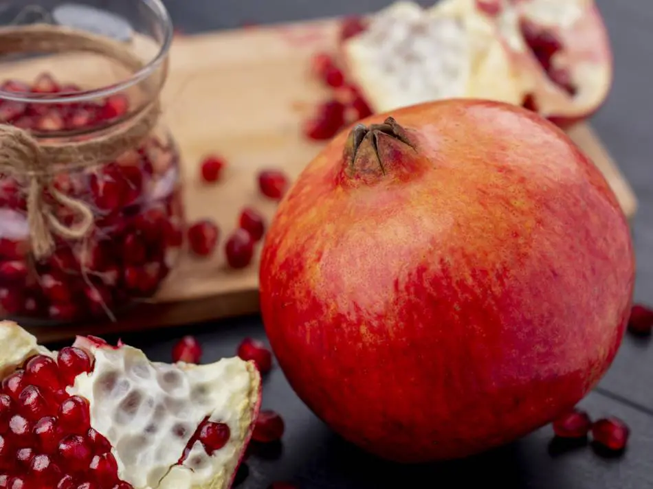 Beber jugo de granada