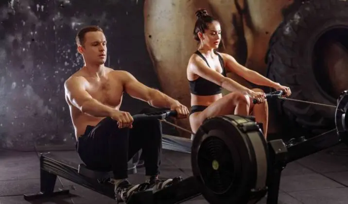 Para saber cómo hacer remo en máquina el movimiento debe ser coordinado.