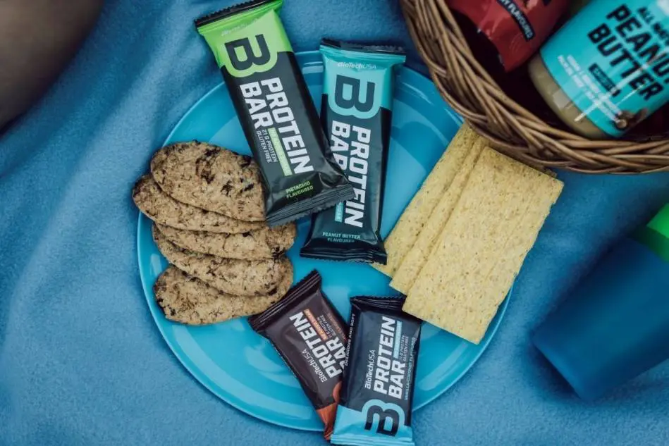 Tomar un snack ligero con hidratos de carbono y proteínas ayudará a mantener un balance positivo. 