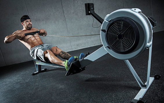 Remo en máquina: es más fácil de ejecutar e involucrar a todos los músculos ya repasados. 