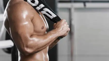 Persona delgada entrenando en el gimnasio para aumentar volumen y subir de peso