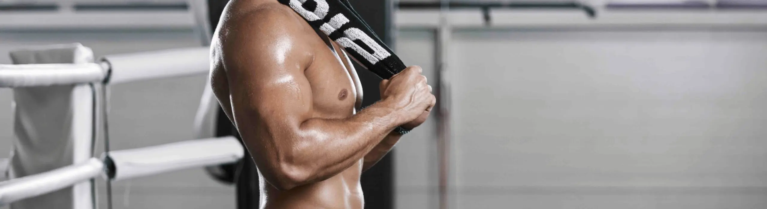 Persona delgada entrenando en el gimnasio para aumentar volumen y subir de peso