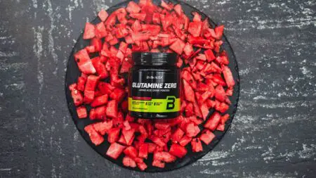 La glutamina es un aminoácido que no se considera esencial porque el cuerpo produce suficiente cantidad de forma natural.