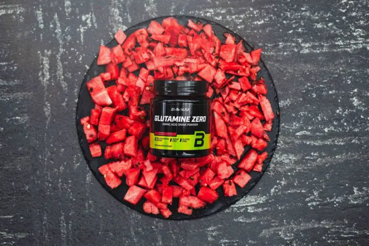 La glutamina es un aminoácido que no se considera esencial porque el cuerpo produce suficiente cantidad de forma natural.