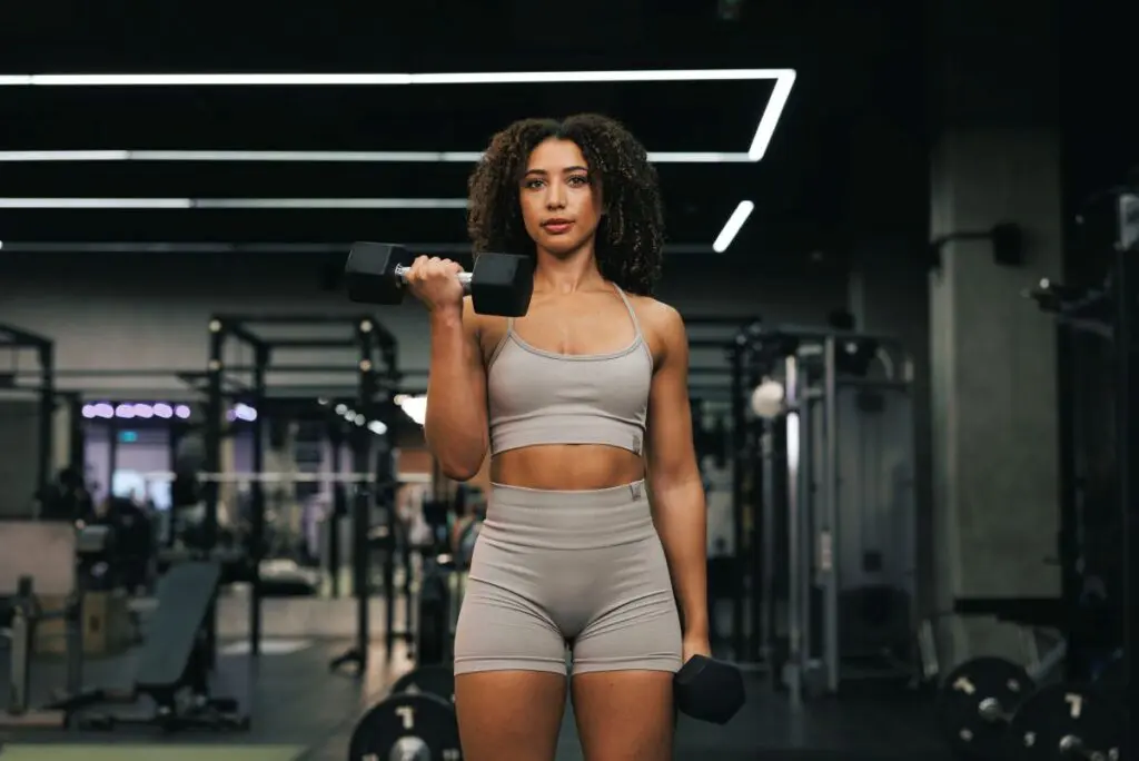 Deportista realizando ejercicio de fuerza como contexto del uso del CLA en el entrenamiento.