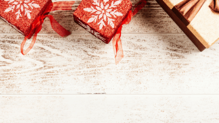 Caja de regalo con productos fitness y suplementos, ideal para deportistas en Navidad.