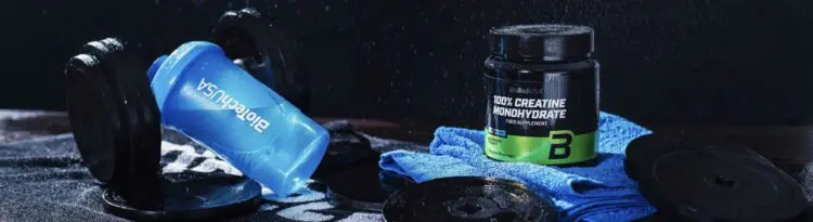 Deportista sujetando suplemento de creatina antes del entrenamiento