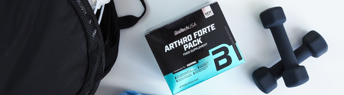 Producto Arthro Forte con pesas ligeras y equipo deportivo para realizar la tabla de ejercicios diseñada para personas con osteoporosis