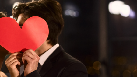 Pareja sonriente que hace deporte juntos el día de San Valentín.