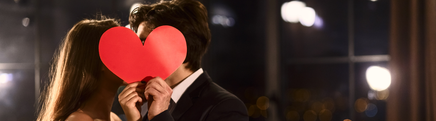 Pareja sonriente que hace deporte juntos el día de San Valentín.