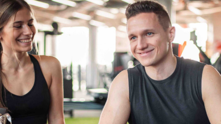 Imagen de una pareja haciendo un ejercicio juntos.