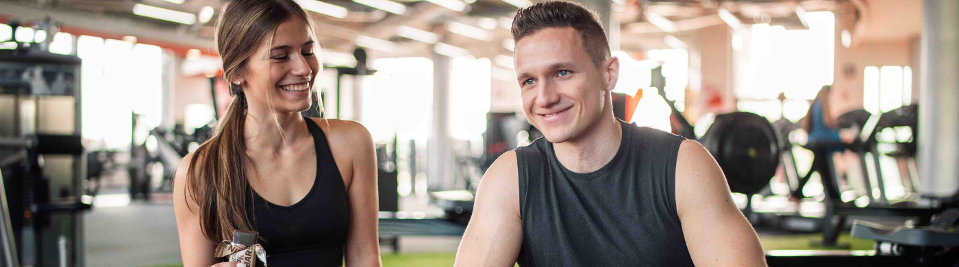 Imagen de una pareja haciendo un ejercicio juntos.