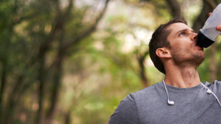 Atleta que se hidrata mientras practica deporte