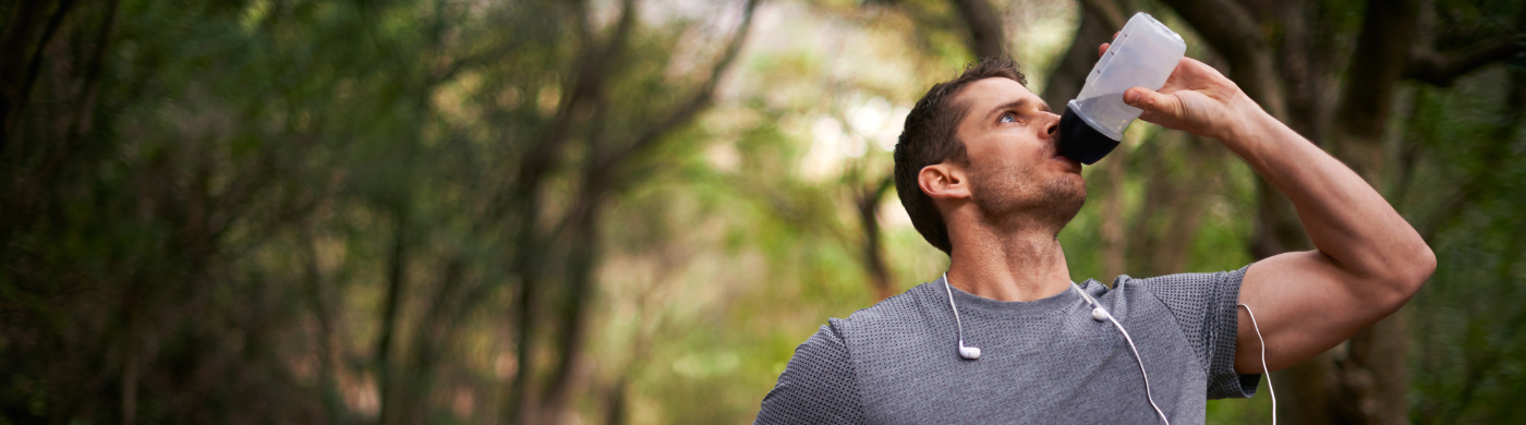 Atleta que se hidrata mientras practica deporte