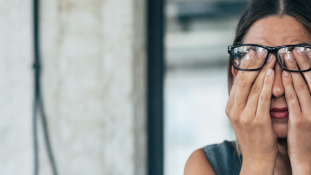 Persona con síntomas de la astenia primaveral