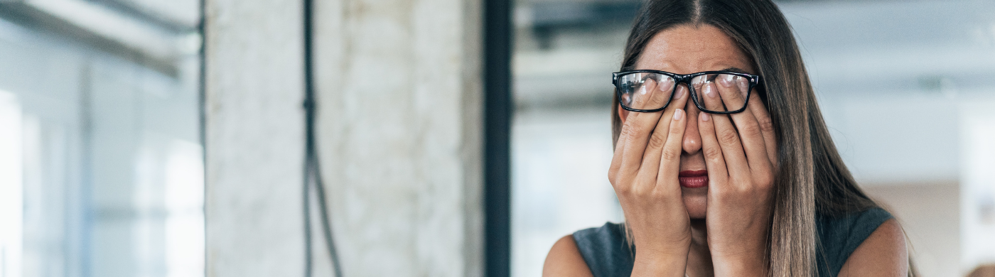 Persona con síntomas de la astenia primaveral