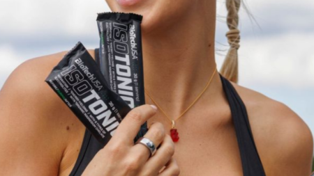 Corredora con geles isotónicos preparándose para el avituallamiento durante una carrera