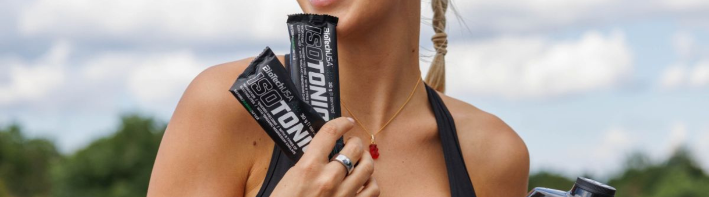 Corredora con geles isotónicos preparándose para el avituallamiento durante una carrera