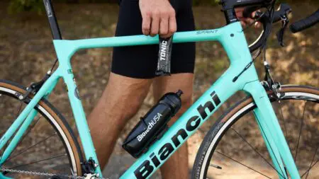 Ciclista hidratándose durante una carrera con bebida isotónica