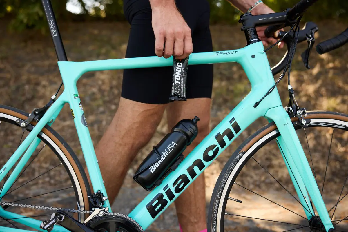 Ciclista hidratándose durante una carrera con bebida isotónica