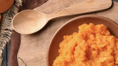 Receta con boniato asado saludable servida en plato otoñal con decoración de Halloween