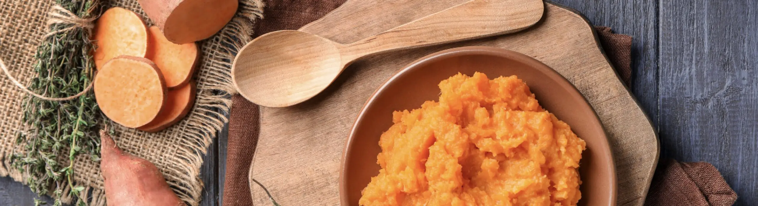 Receta con boniato asado saludable servida en plato otoñal con decoración de Halloween