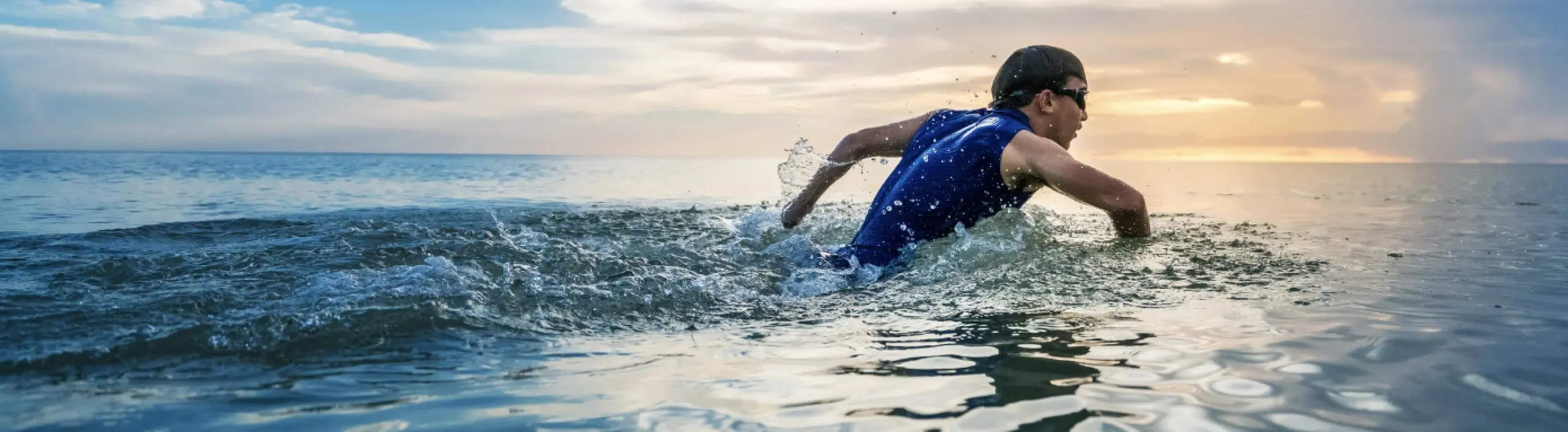 Un atleta se prepara para un triatlón, combinando natación, ciclismo y carrera en su entrenamiento.