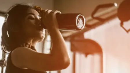 Mujer deportista sujetando batido con creatina antes de entrenar