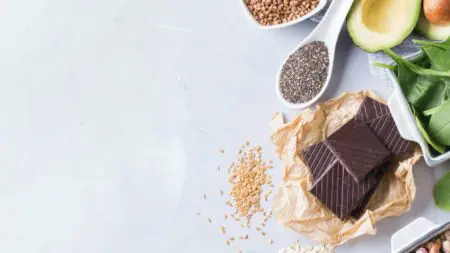 Bote de suplemento de magnesio sobre fondo neutro, representando el mejor magnesio del mercado según la OCU.